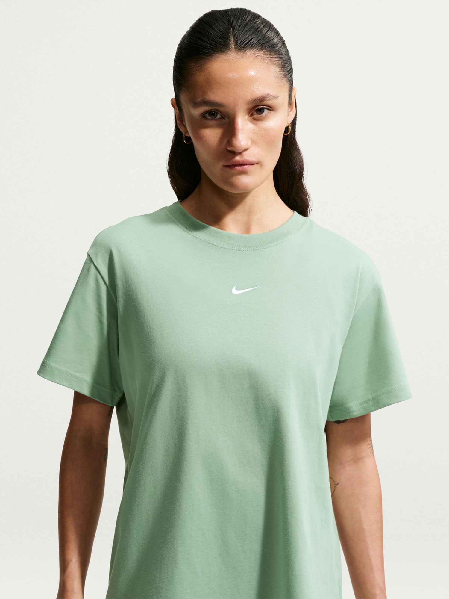 Футболка женская Nike W NSW CLASSIC SS TEE зеленая IH7601-006 изображение 4