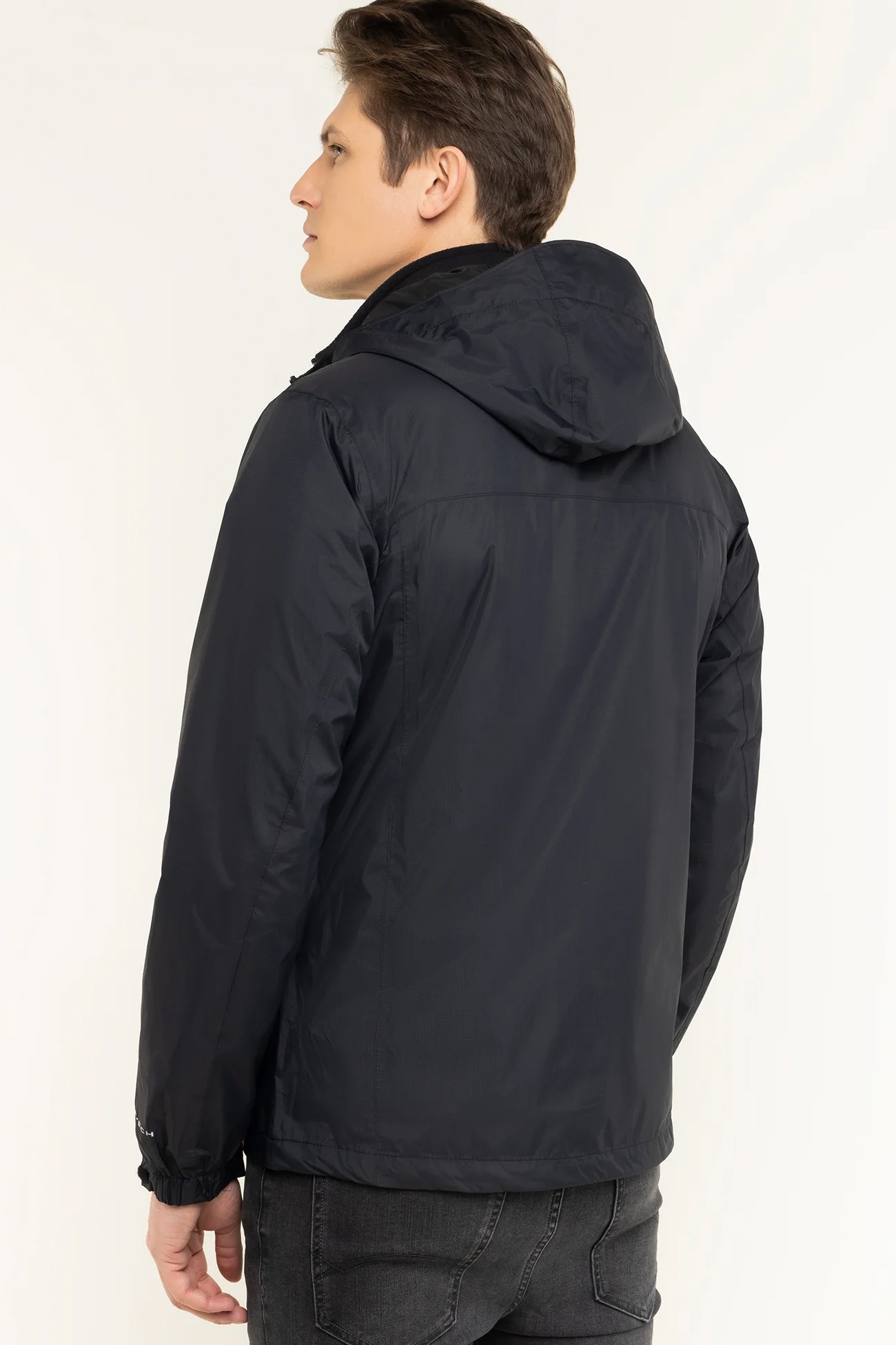 Ветровка мужская Columbia Pouring Adventure II черная 1760061-010 изображение 4