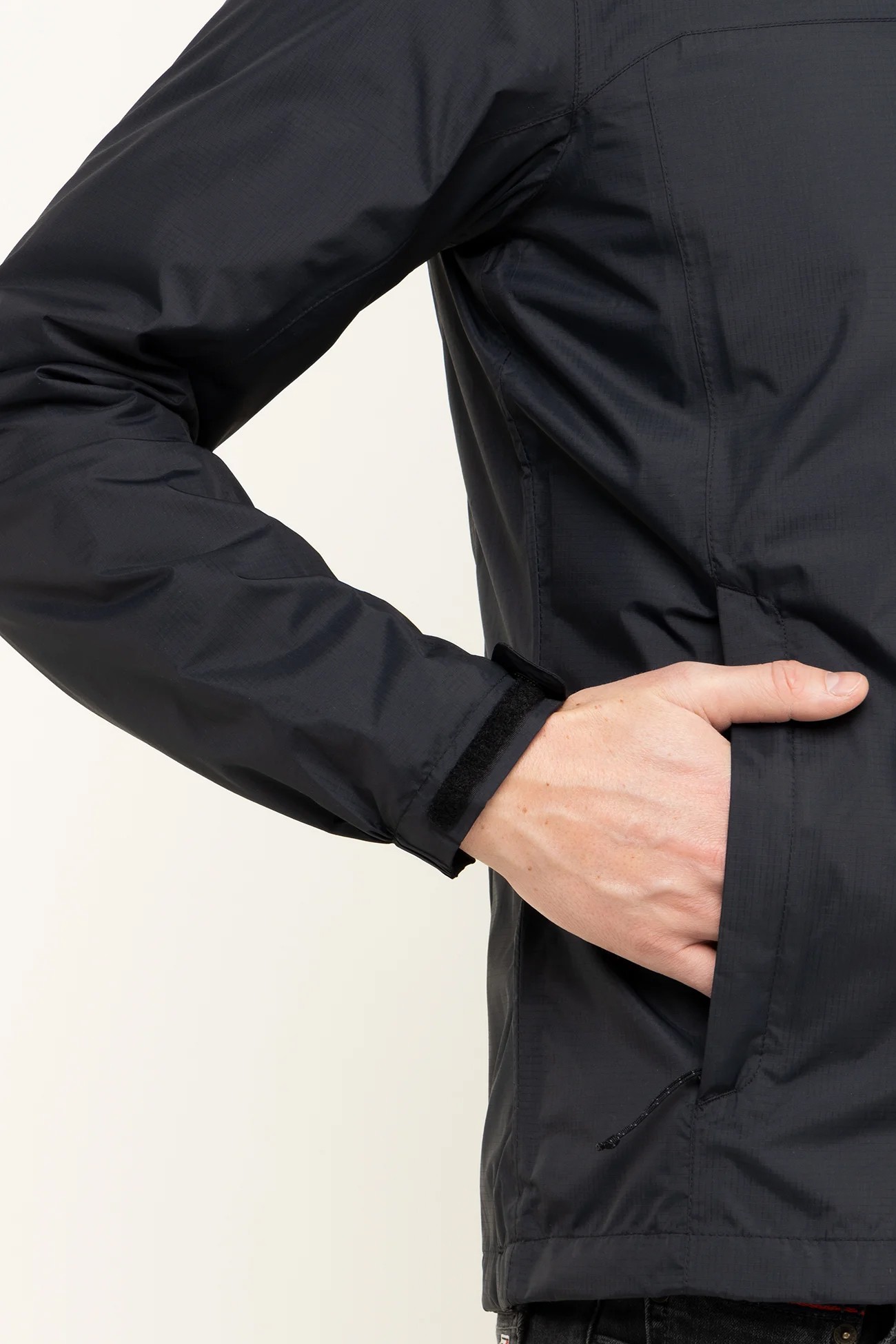 Ветровка мужская Columbia Pouring Adventure II черная 1760061-010 изображение 7