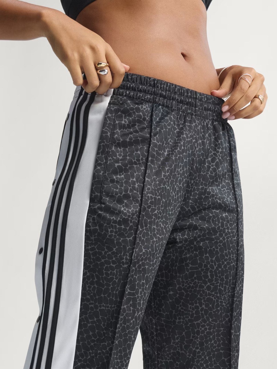 Брюки женские Adidas AOP ADIBREAK PT черные KD2830 — фото 4 — Sport City Брюки женские Adidas AOP ADIBREAK PT черные KD2830 — фото 4