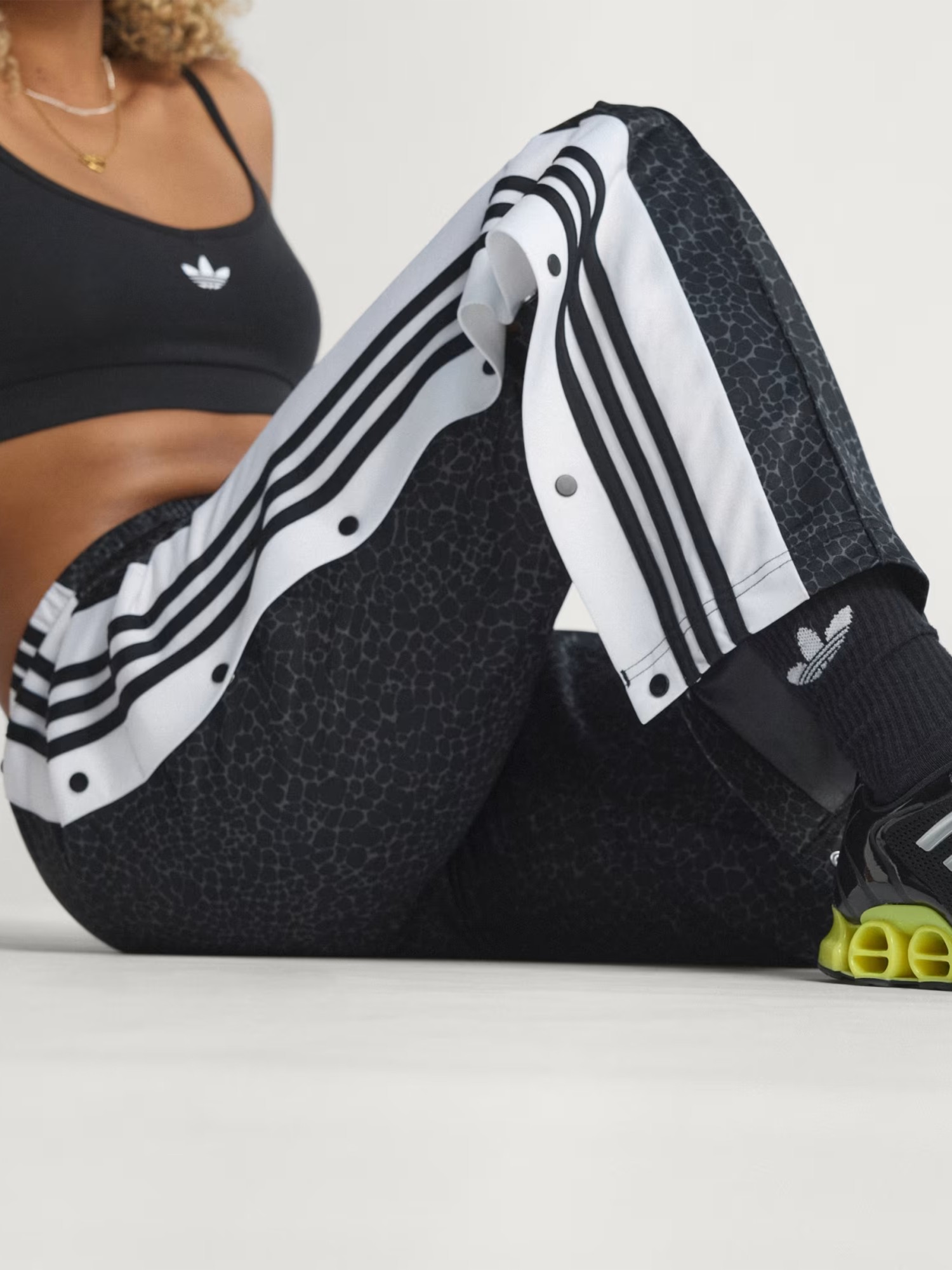 Брюки женские Adidas AOP ADIBREAK PT черные KD2830 изображение 5