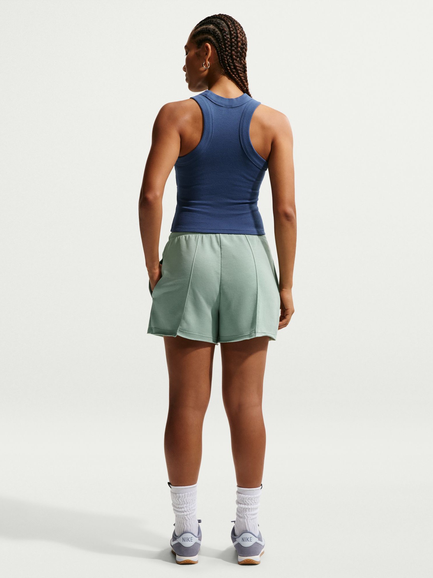 Шорты женские Nike W NSW OFFLN CHLL FT SHORT зеленые II3980-006 изображение 3