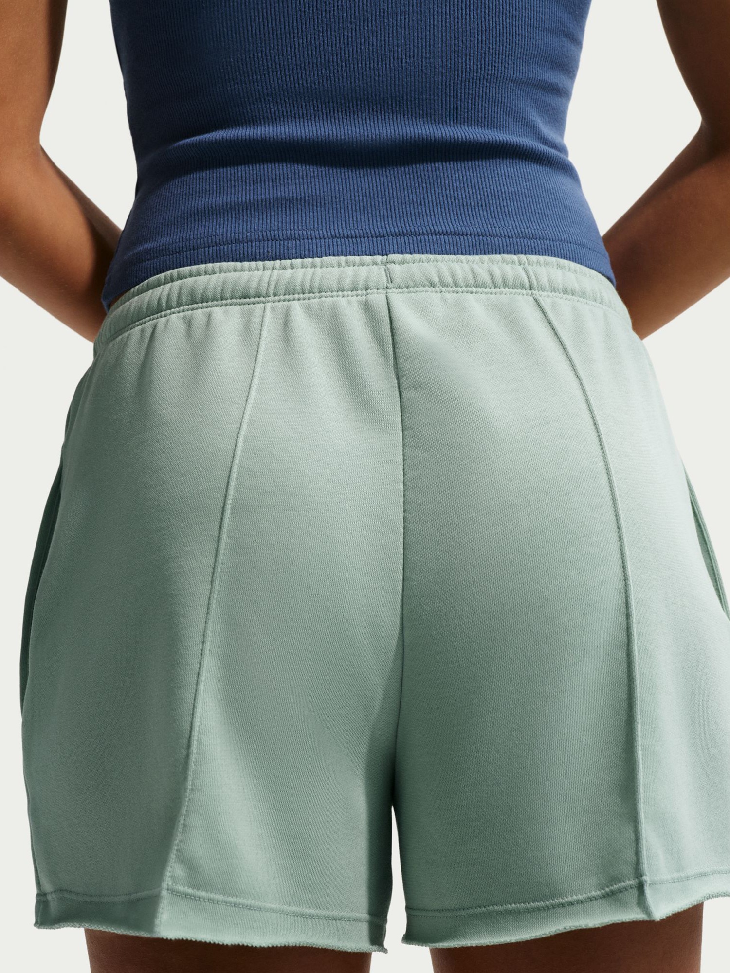Шорты женские Nike W NSW OFFLN CHLL FT SHORT зеленые II3980-006 изображение 5