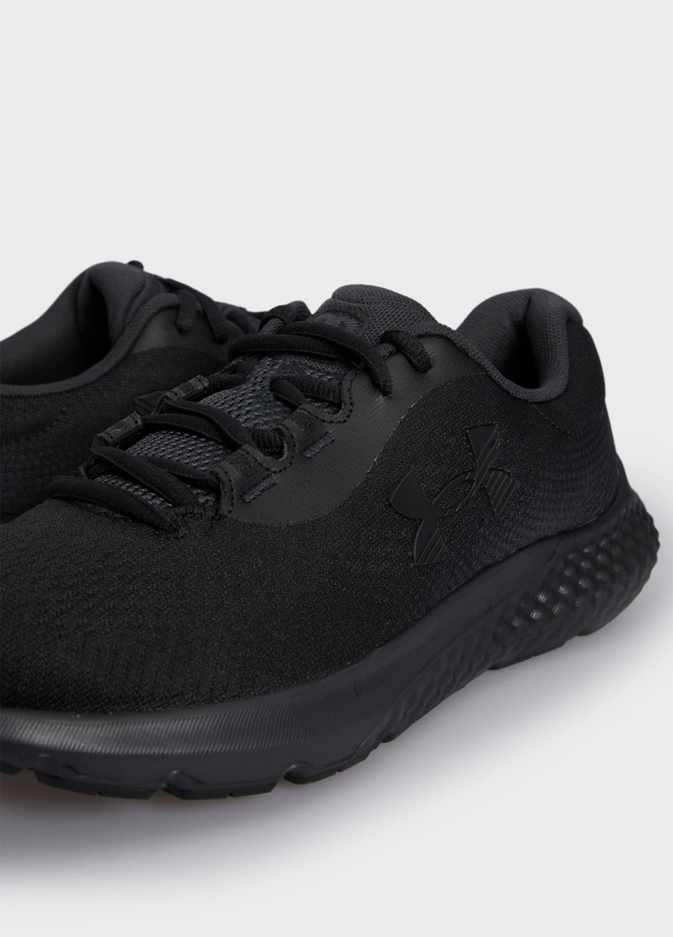 Кроссовки женские Under Armour UA Charged Rogue 4 черные 3027005-002 — фото 3 — Sport City Кроссовки женские Under Armour UA Charged Rogue 4 черные 3027005-002 — фото 3