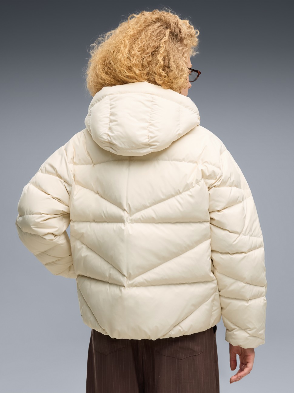 Куртка жіноча Puma Hooded Down Puffer Jacket W молочна 69458087 — фото 3
