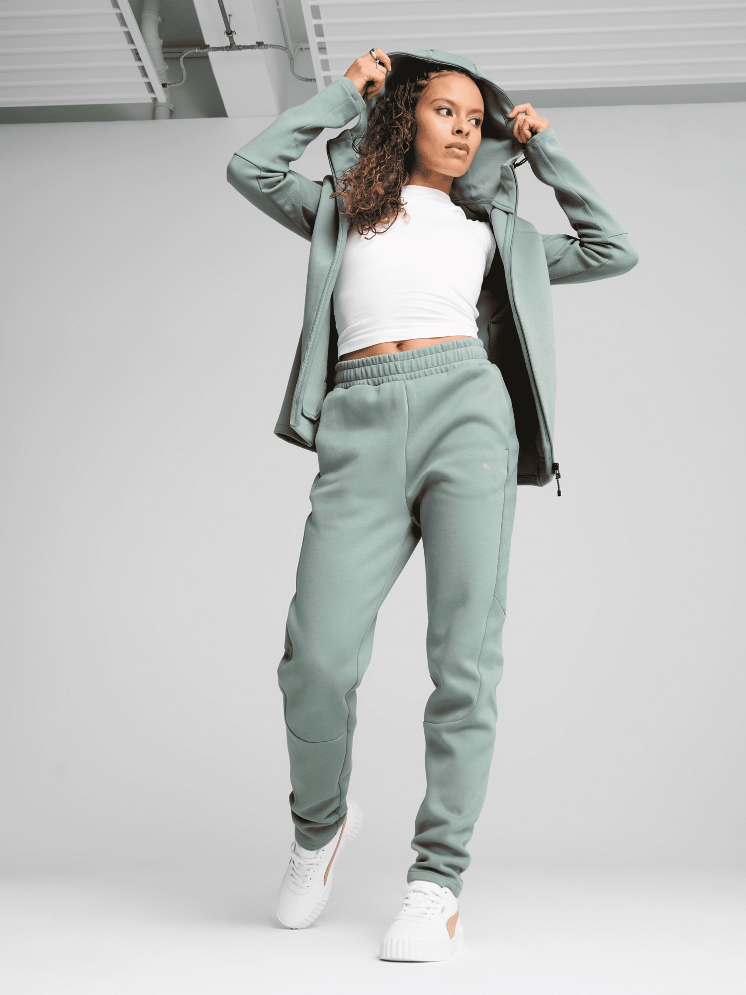 Штани жіночі Puma EVOSTRIPE Sweatpants зелені 68505130 изображение 2