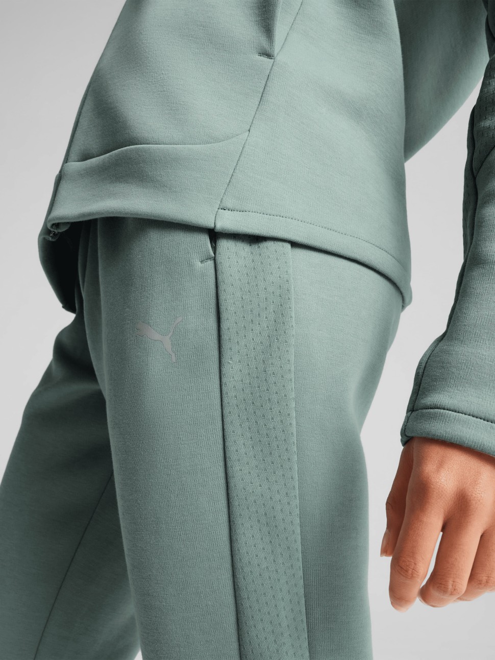 Штани жіночі Puma EVOSTRIPE Sweatpants зелені 68505130 — фото 5