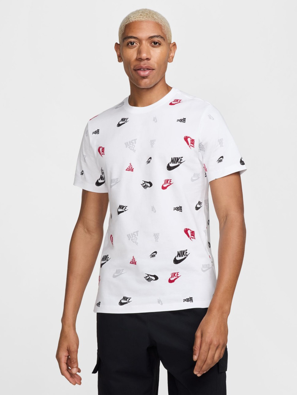 Футболка чоловіча Nike M NSW TEE 12MO AOP SP25 біла HJ0561-100 — фото 2