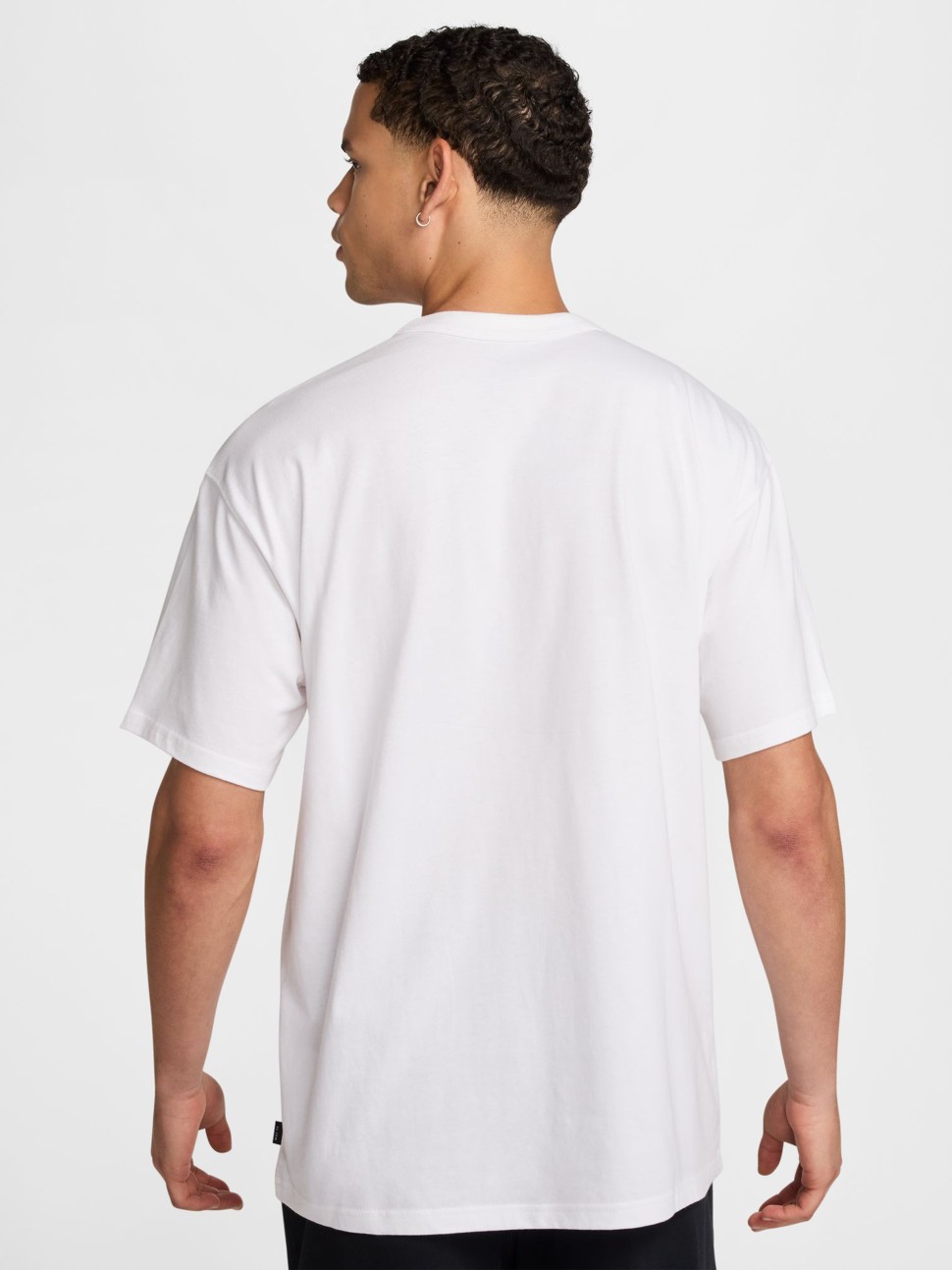 Футболка мужская Nike U NSW TEE M90 SNKR PATCH PKT белая HJ0574-100 — фото 3 — Sport City Футболка мужская Nike U NSW TEE M90 SNKR PATCH PKT белая HJ0574-100 — фото 3