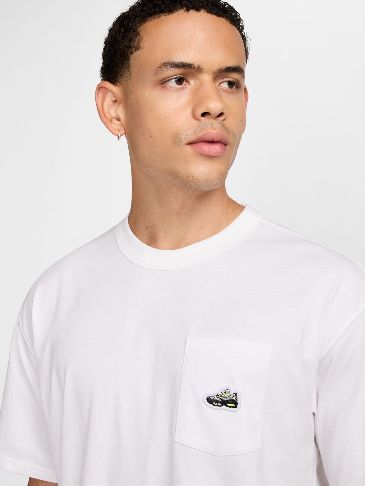 Футболка мужская Nike U NSW TEE M90 SNKR PATCH PKT белая HJ0574-100 изображение 4