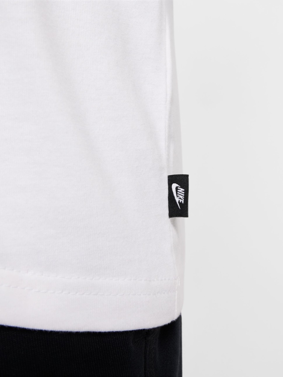 Футболка мужская Nike U NSW TEE M90 SNKR PATCH PKT белая HJ0574-100 — фото 6 — Sport City Футболка мужская Nike U NSW TEE M90 SNKR PATCH PKT белая HJ0574-100 — фото 6