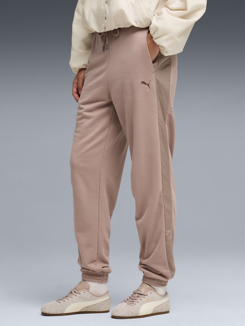 Штани жіночі Puma HER Comfort High-Waist Sweatpants TR мокко 69188888 — фото 2