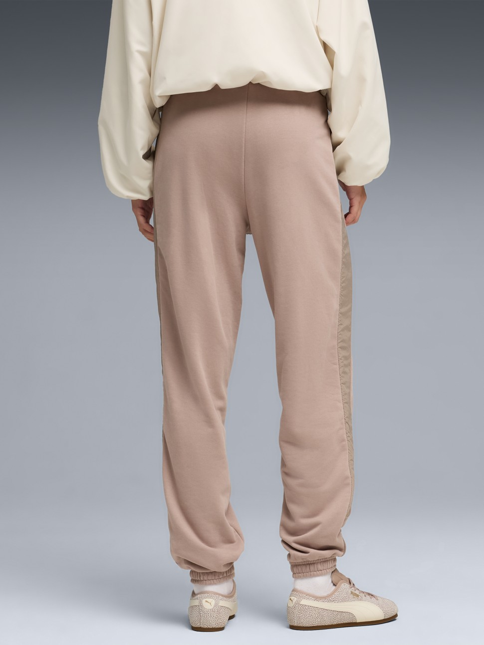 Штани жіночі Puma HER Comfort High-Waist Sweatpants TR мокко 69188888 — фото 3