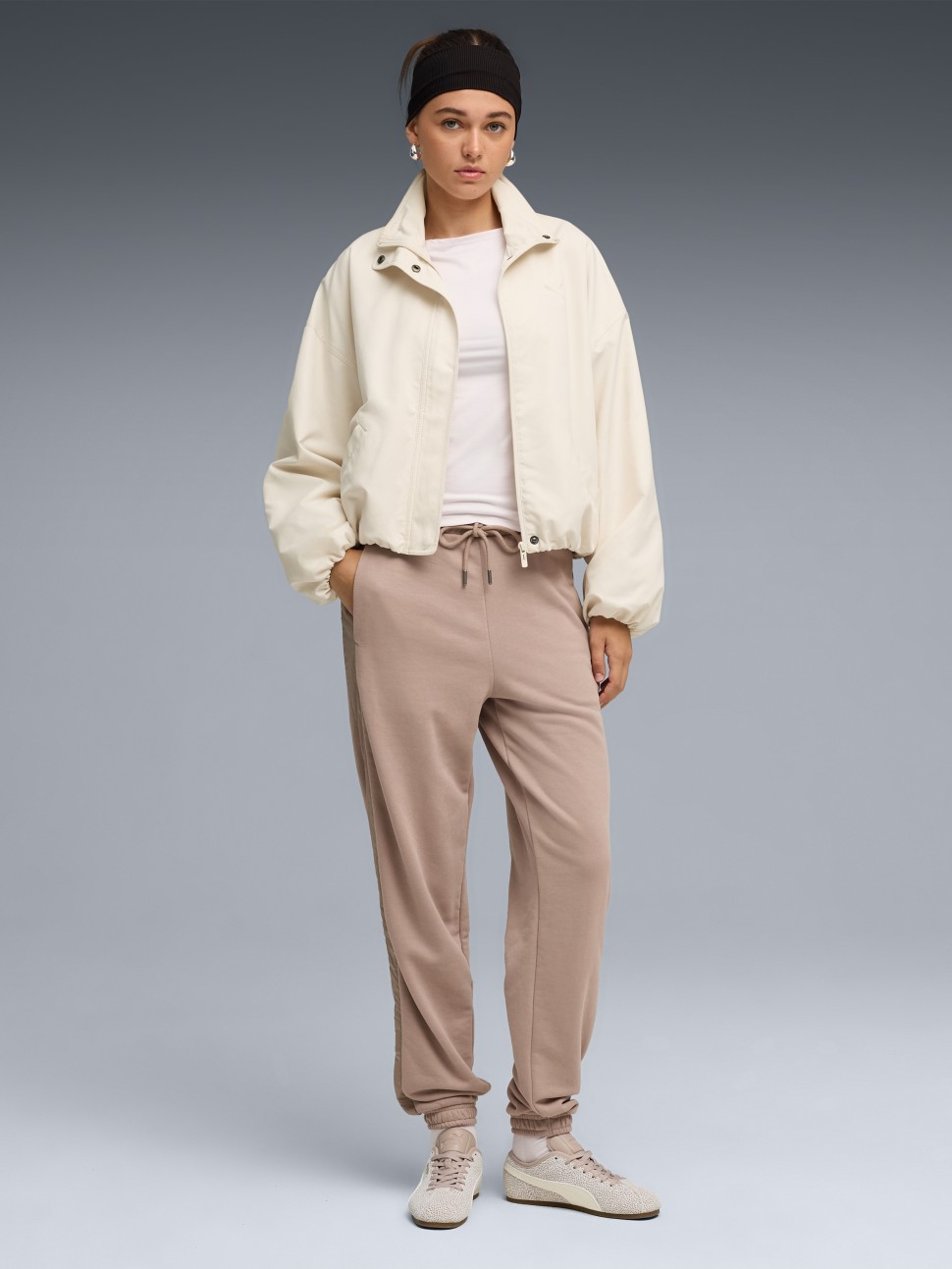 Штани жіночі Puma HER Comfort High-Waist Sweatpants TR мокко 69188888 — фото 4