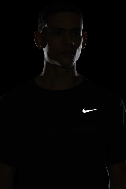 Футболка чоловіча Nike M NK DF UV MILER SS чорна DV9315-010 изображение 6