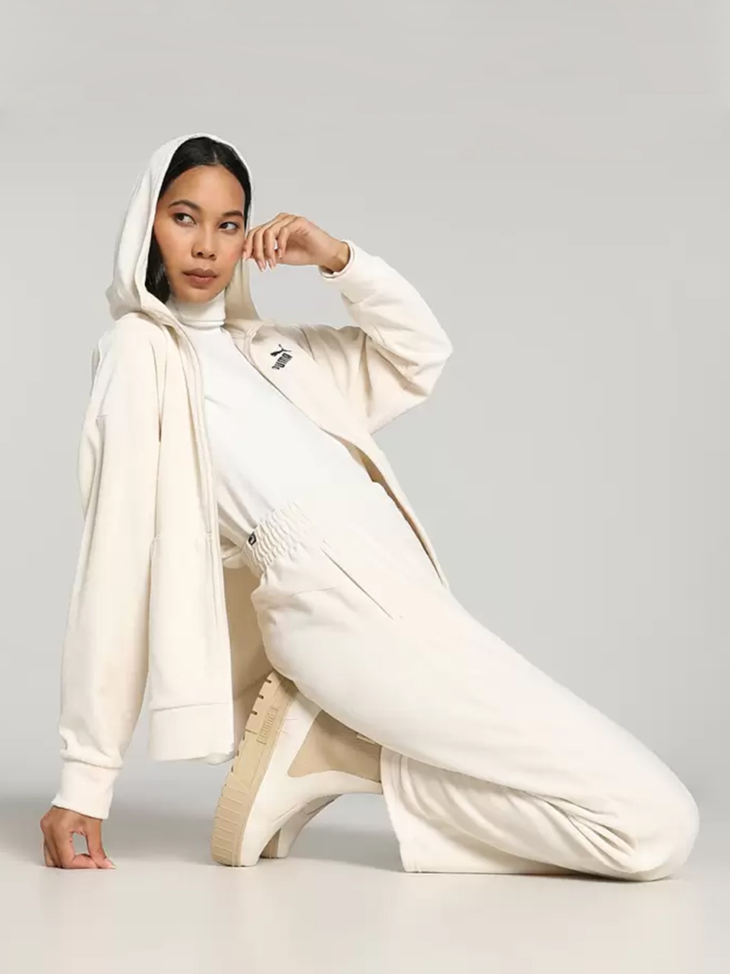 Брюки женские Puma ESS ELEVATED Velour Straight Pants молочные 67599389 изображение 5