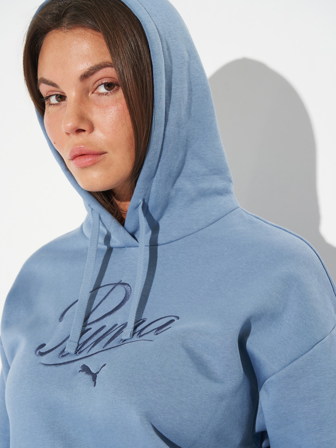Толстовка женская Puma ESS SCRIPT Comfort Hoodie FL голубая 68807234 изображение 5