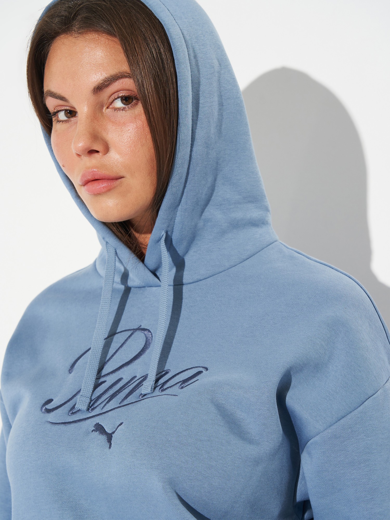 Толстовка жіноча Puma ESS SCRIPT Comfort Hoodie FL блакитна 68807234 изображение 5