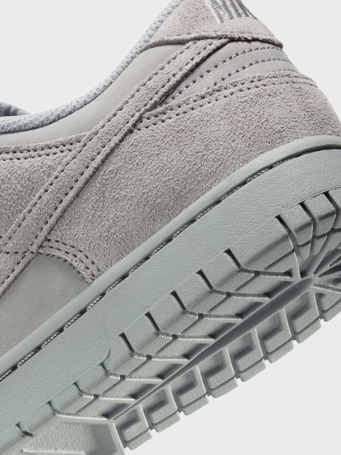 Кросівки чоловічі Nike DUNK LOW RETRO SE сірі IB6651-002 изображение 5