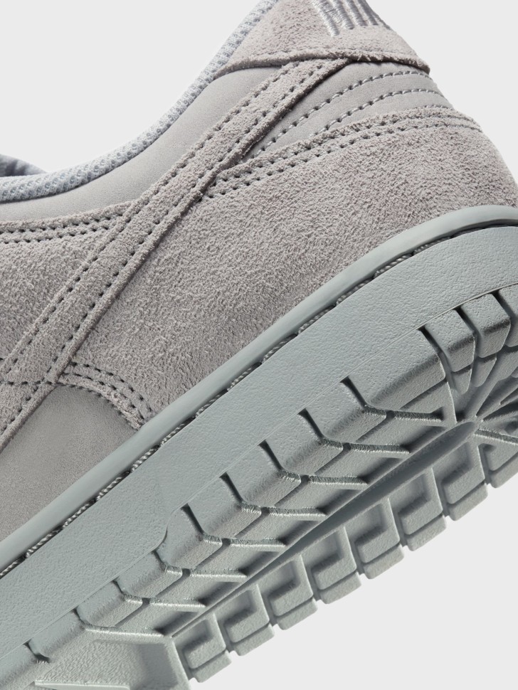 Кросівки чоловічі Nike DUNK LOW RETRO SE сірі IB6651-002 изображение 5