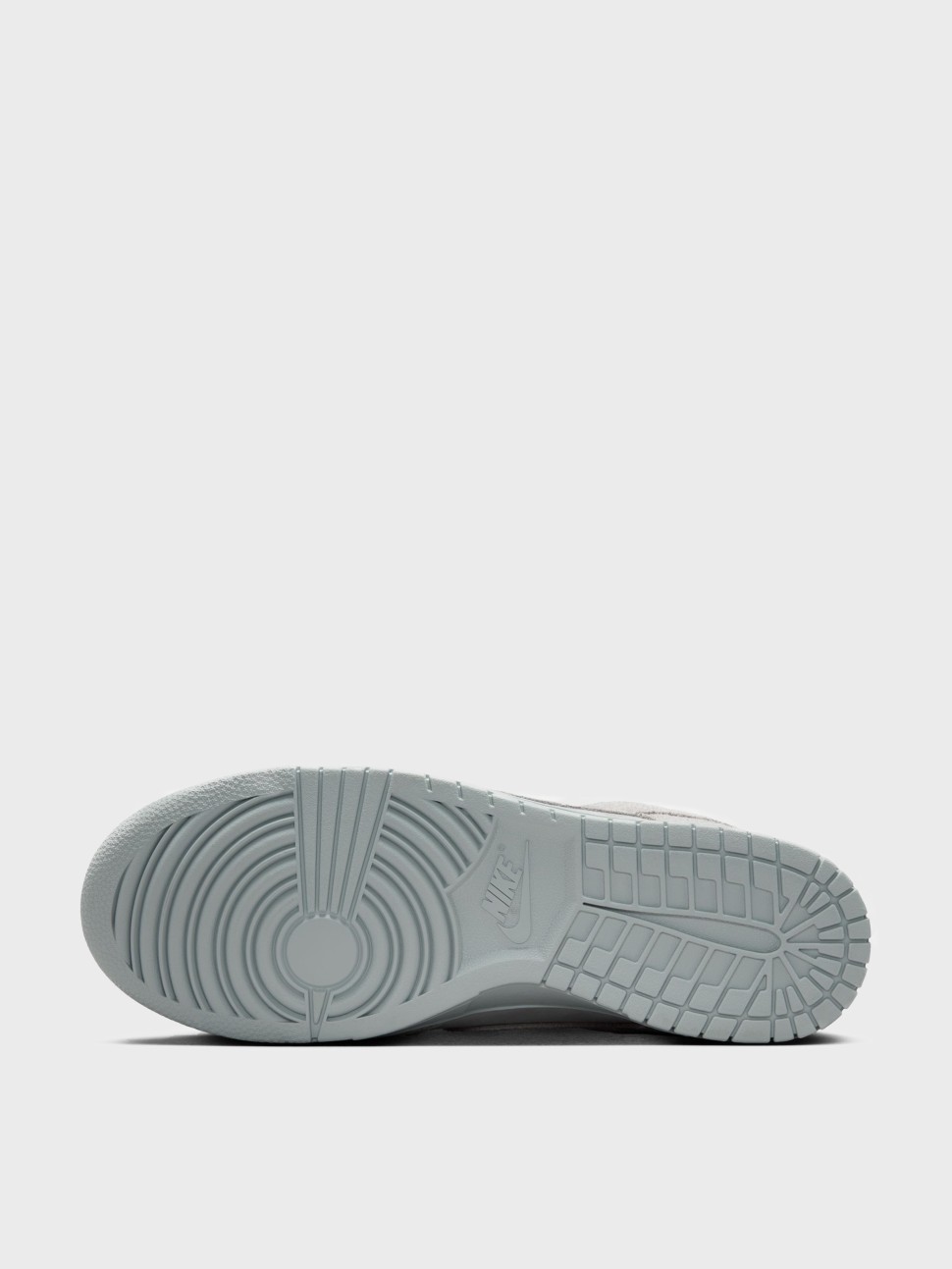 Кроссовки мужские Nike DUNK LOW RETRO SE серые IB6651-002 — фото 9 — Sport City Кроссовки мужские Nike DUNK LOW RETRO SE серые IB6651-002 — фото 9