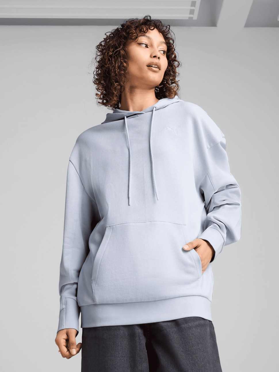 Толстовка женская Puma HER Relaxed Hoodie голубая 68505747 — фото 2 — Sport City Толстовка женская Puma HER Relaxed Hoodie голубая 68505747 — фото 2