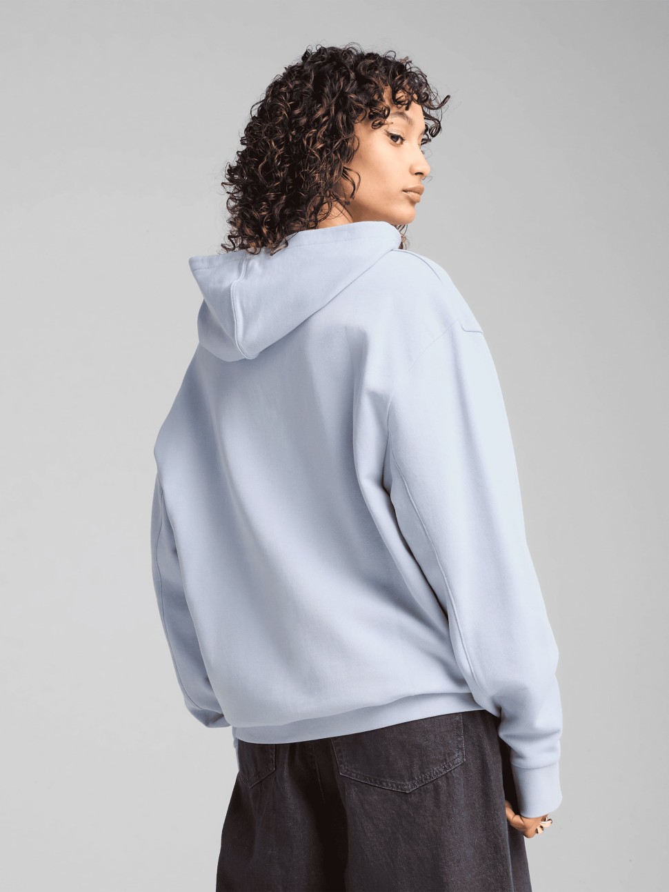 Толстовка женская Puma HER Relaxed Hoodie голубая 68505747 — фото 3 — Sport City Толстовка женская Puma HER Relaxed Hoodie голубая 68505747 — фото 3