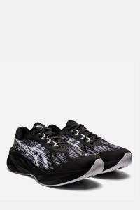 Кросівки Asics Novablast 3 чорні 1011B458-002 изображение 2