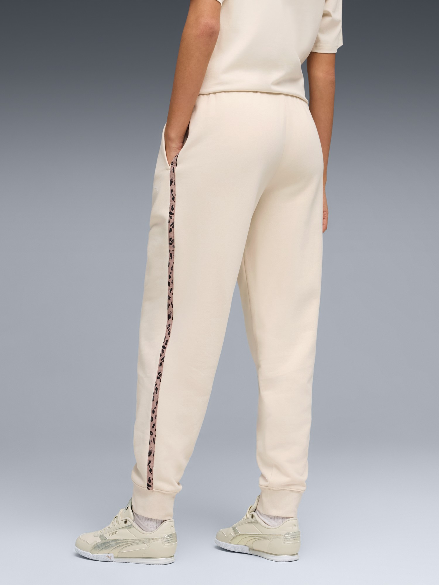 Брюки женские Puma ESS GRAPHIC Animal Comfort Pants TR cl молочные 69246487 изображение 3