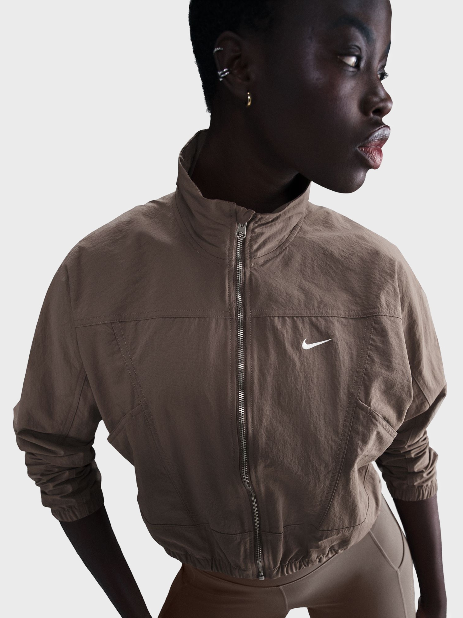 Ветровка женская Nike W NSW EVRTHNG WVN RPL UV JKT коричневая HJ0999-233 изображение 4