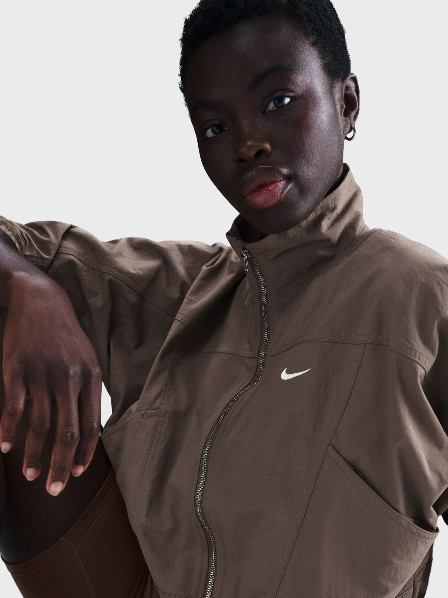 Ветровка женская Nike W NSW EVRTHNG WVN RPL UV JKT коричневая HJ0999-233 изображение 6