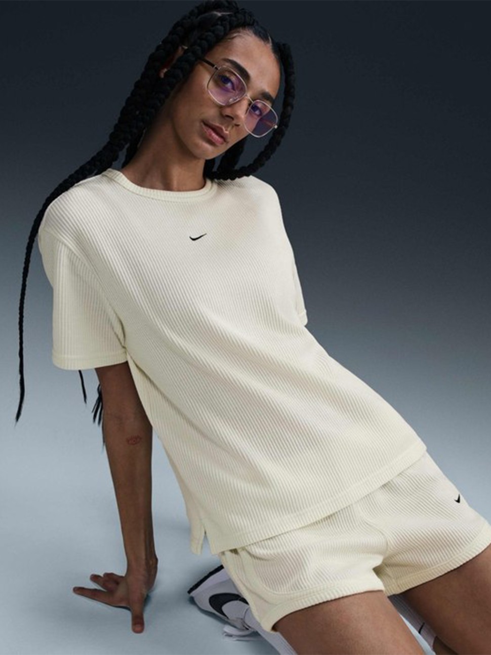 Футболка женская Nike W NSW NK CHLL WFL SS TOP кремовая HJ3838-134 — фото 4 — Sport City Футболка женская Nike W NSW NK CHLL WFL SS TOP кремовая HJ3838-134 — фото 4