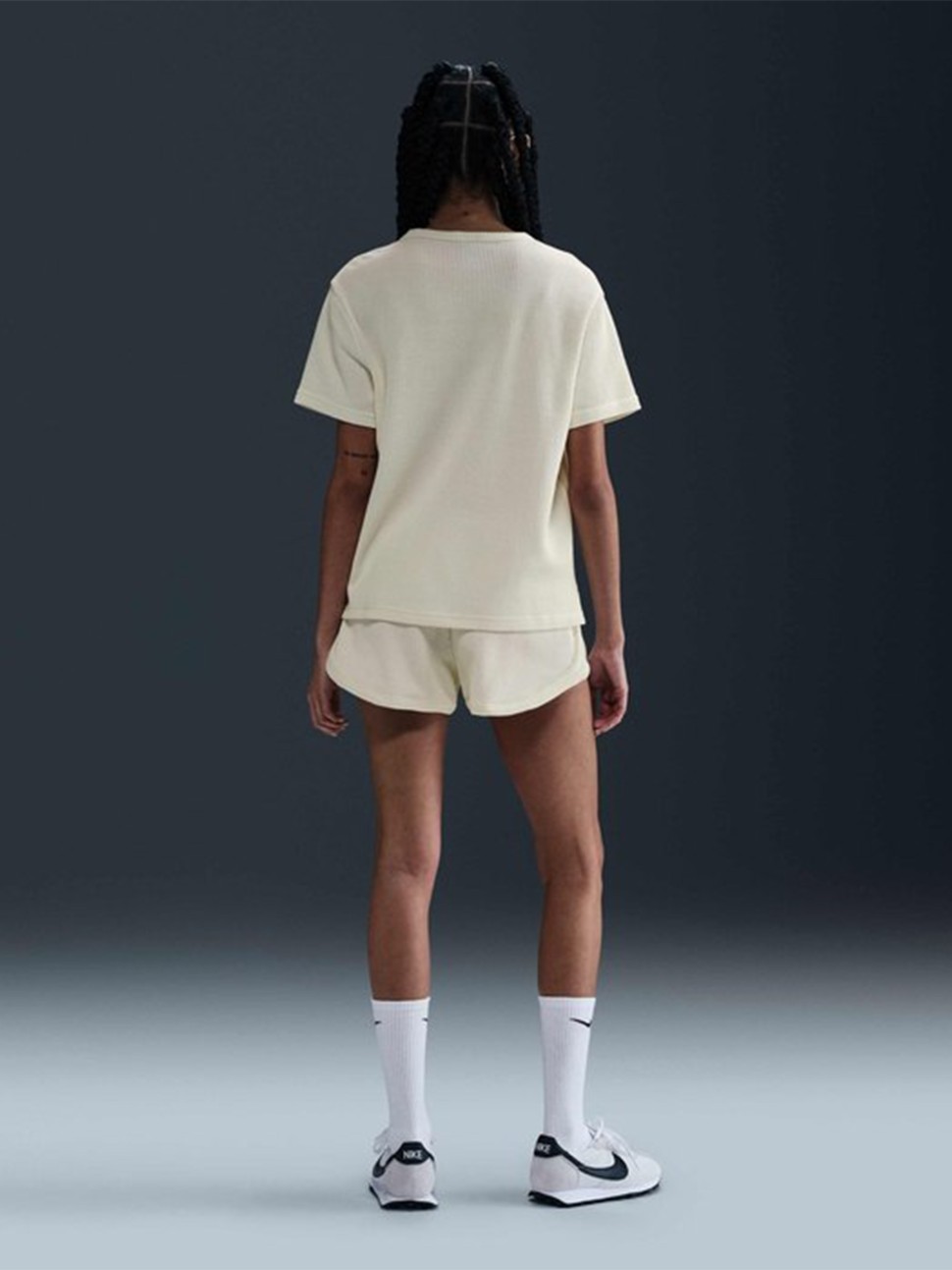 Футболка женская Nike W NSW NK CHLL WFL SS TOP кремовая HJ3838-134 — фото 6 — Sport City Футболка женская Nike W NSW NK CHLL WFL SS TOP кремовая HJ3838-134 — фото 6