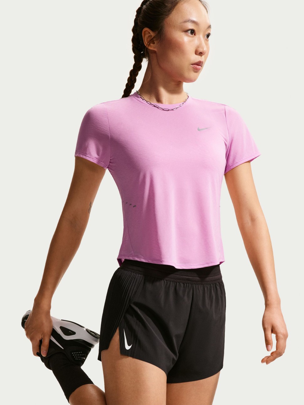 Футболка женская Nike W NK SWFT NVLT BRTHE SS TOP розовая IF1680-503 — фото 6 — Sport City Футболка женская Nike W NK SWFT NVLT BRTHE SS TOP розовая IF1680-503 — фото 6