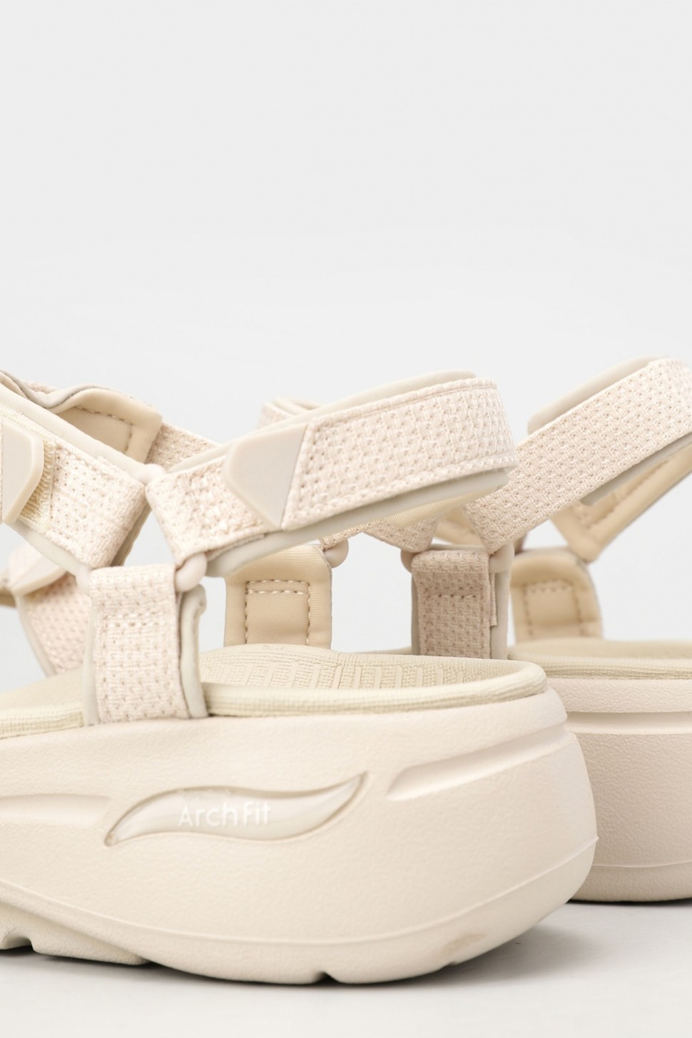 Сандалі жіночі Skechers Go Walk Arch Fit бежеві 140251 NAT — фото 5