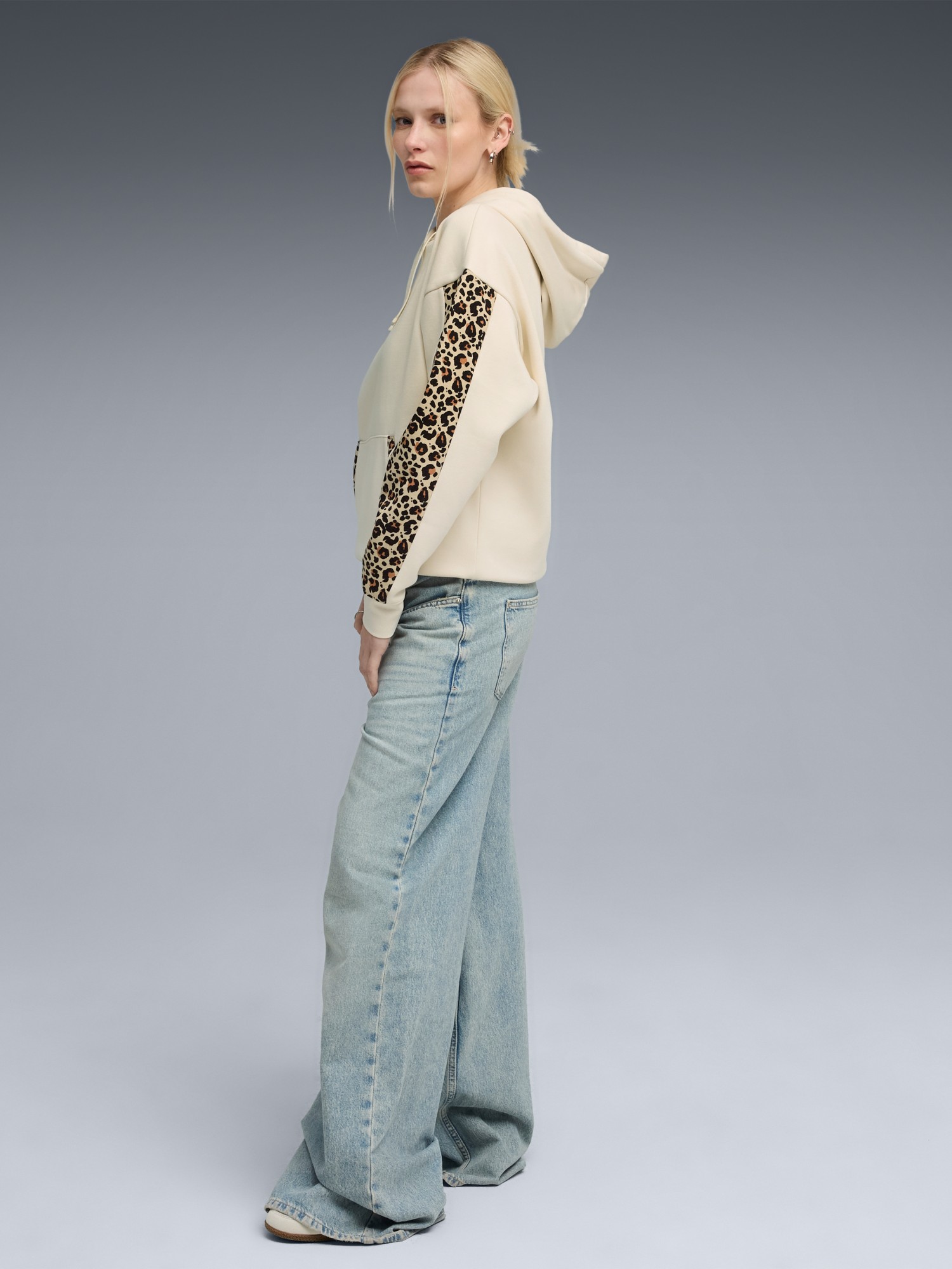 Толстовка женская Puma ESS GRAPHIC Animal Comfort Hoodie FL молочная 68808487 изображение 4