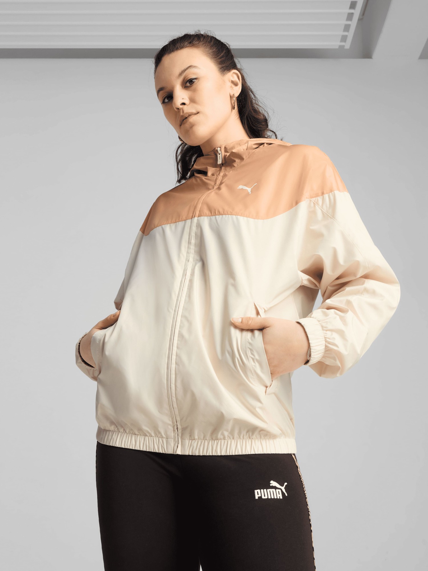 Вітрівка жіноча Puma ESS Relaxed Windbreaker бежева 68513487 изображение 2