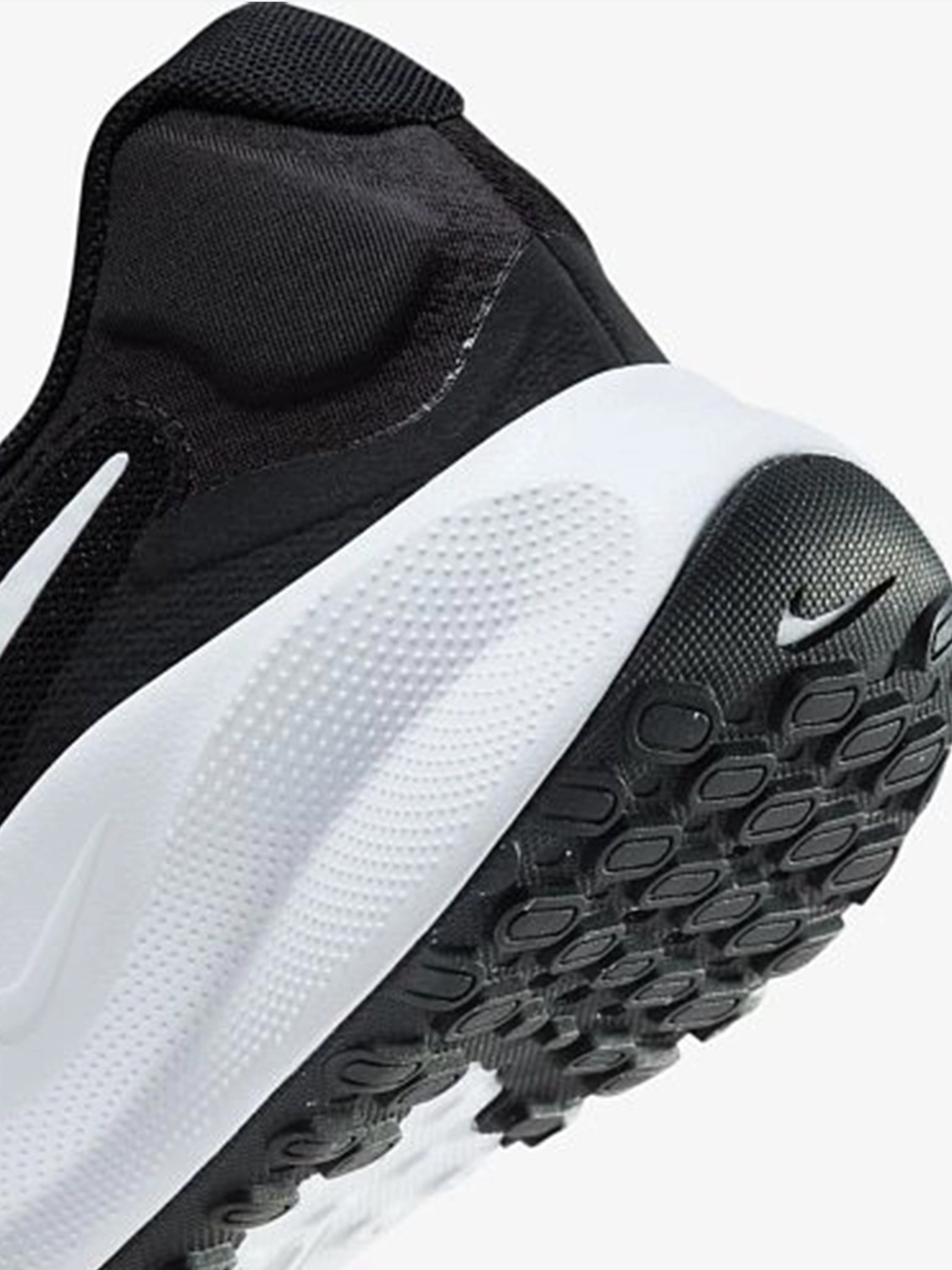 Кроссовки женские Nike W NIKE REVOLUTION 7 черные FB2208-003 изображение 5