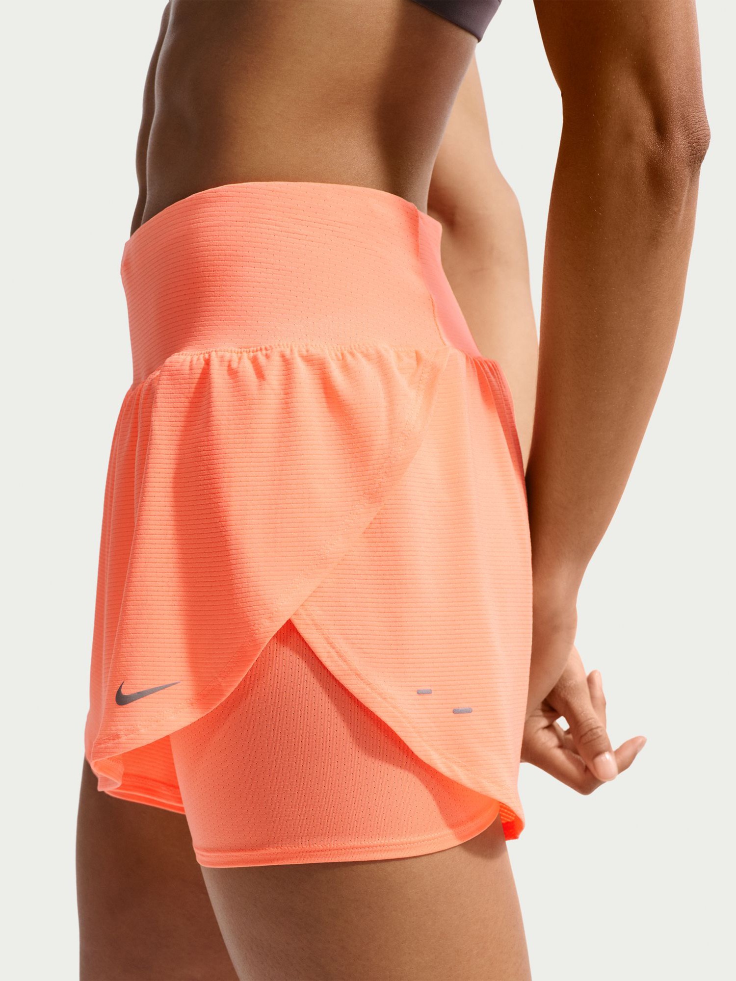 Шорты женские Nike W NK TEMPO FLW MSH DF 2N1 SHRT оранжевые IF7518-852 изображение 5