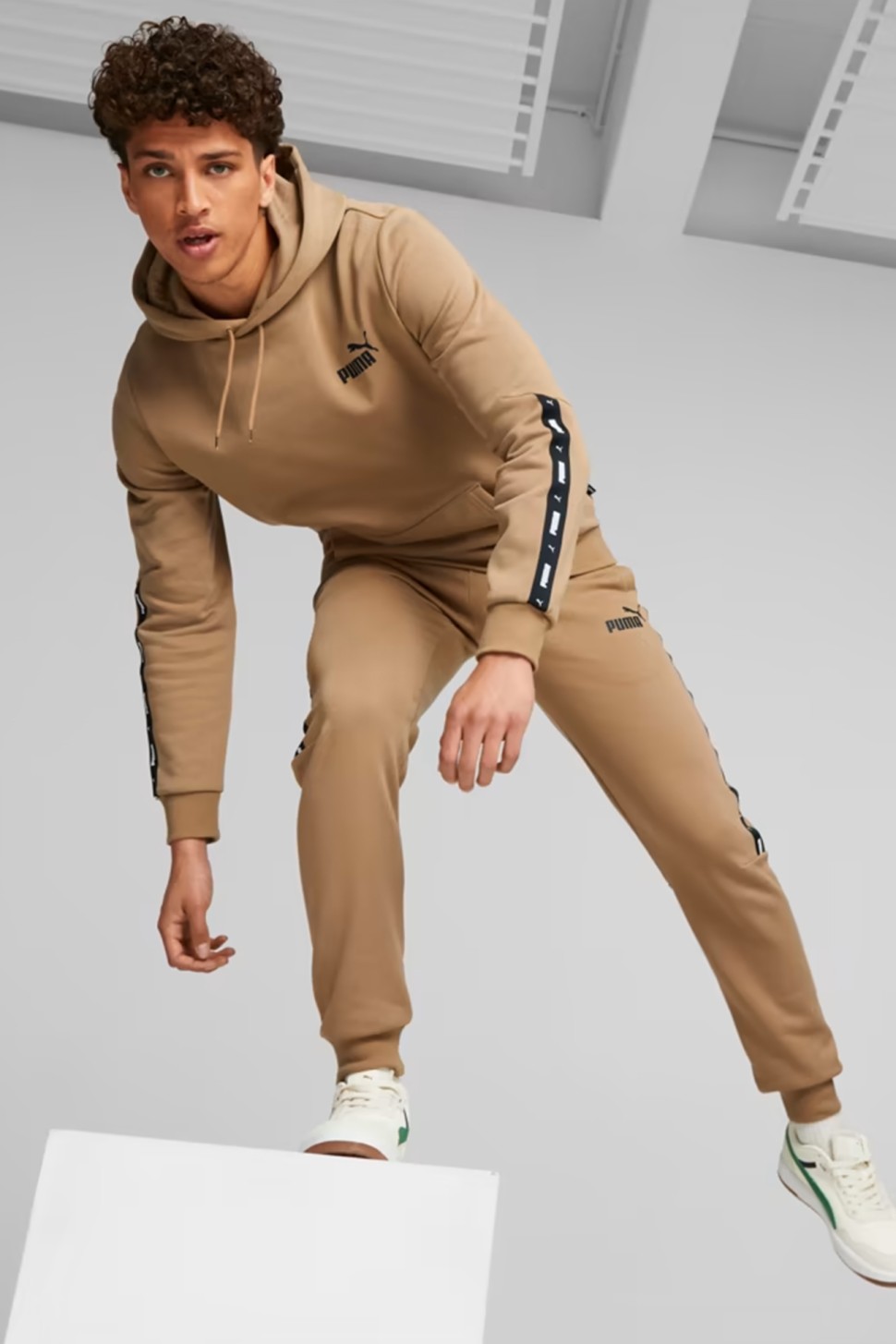 Брюки мужские Puma ESS+ Tape Sweatpants FL cl бежевые 84904285 — фото 3 — Sport City Брюки мужские Puma ESS+ Tape Sweatpants FL cl бежевые 84904285 — фото 3