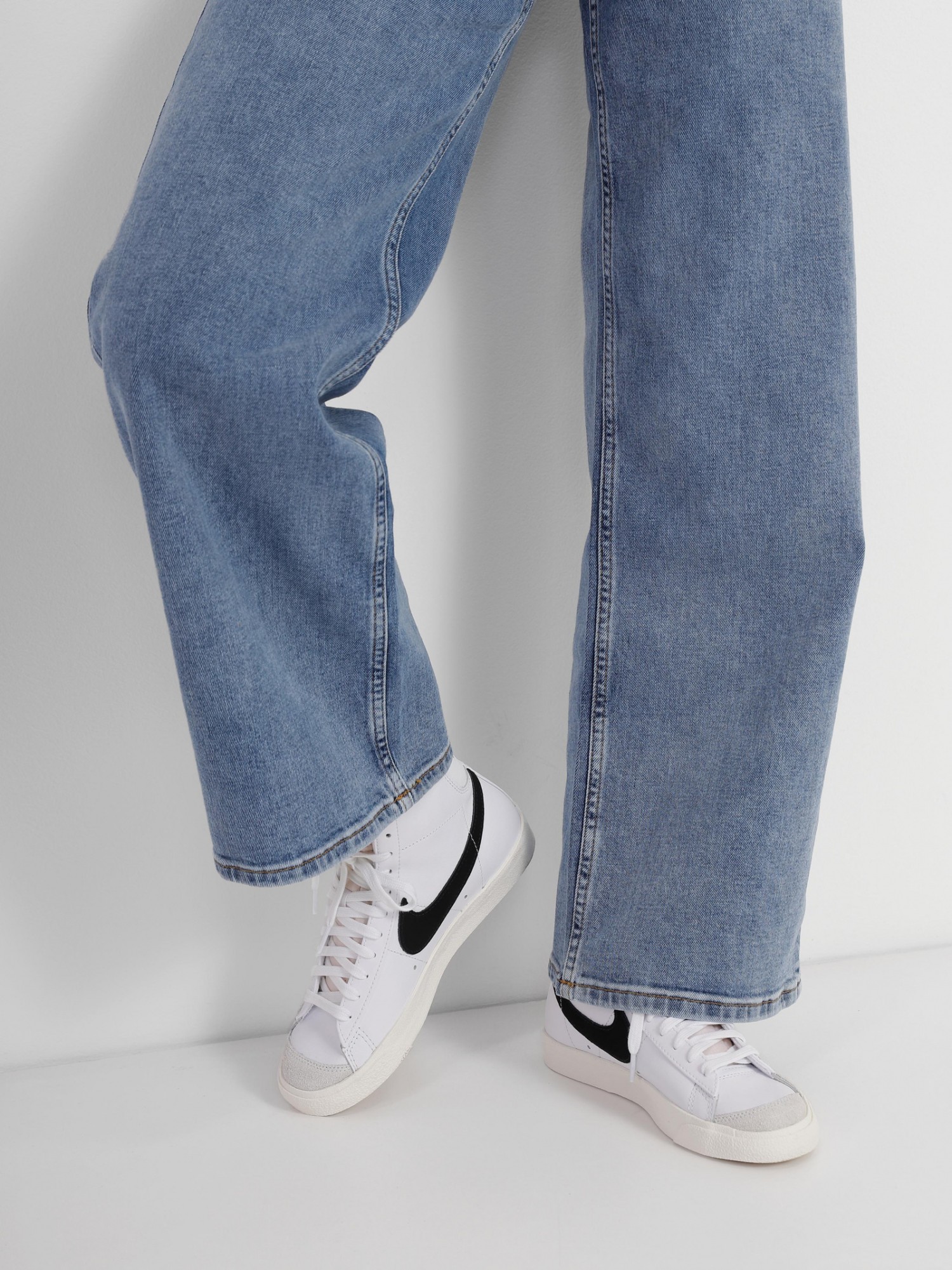 Кроссовки женские Nike W BLAZER MID 77 белые CZ1055-100 изображение 8