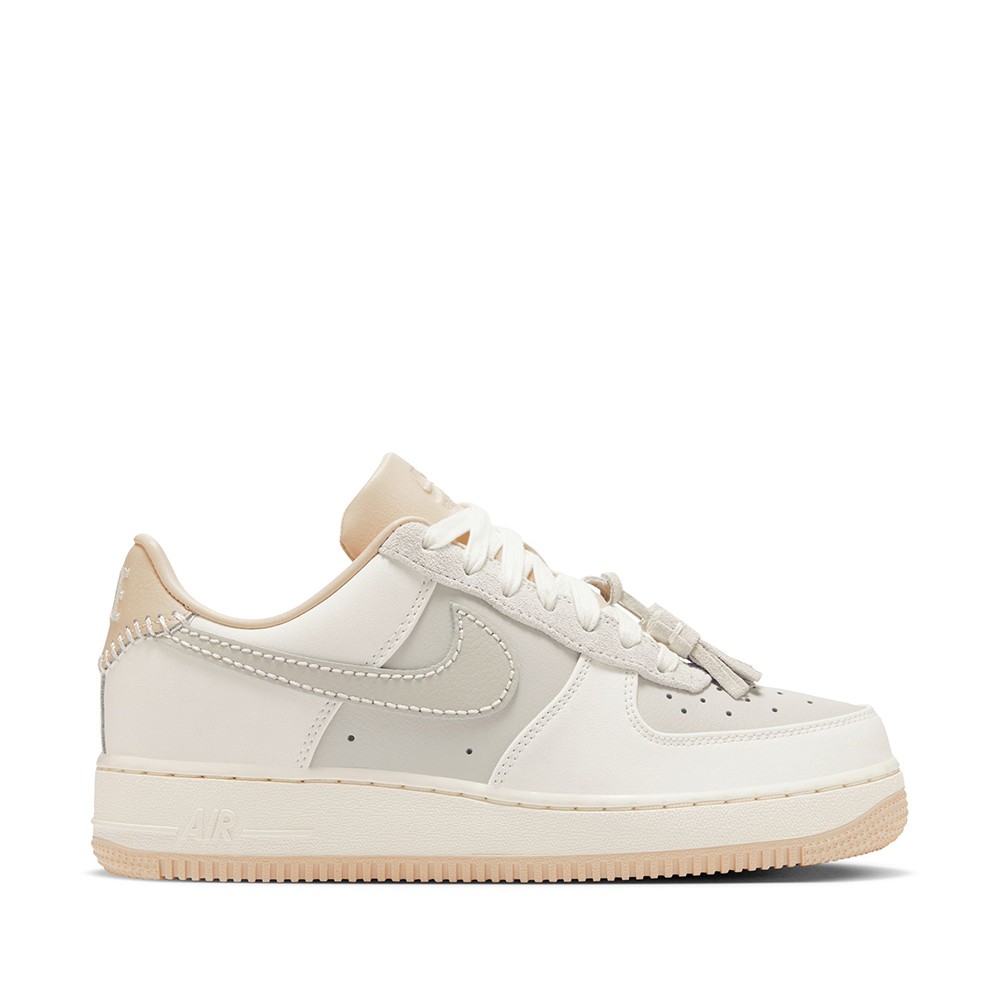 Кросівки жіночі Nike WMNS AIR FORCE 1 07 молочні HV1813-001 изображение 1