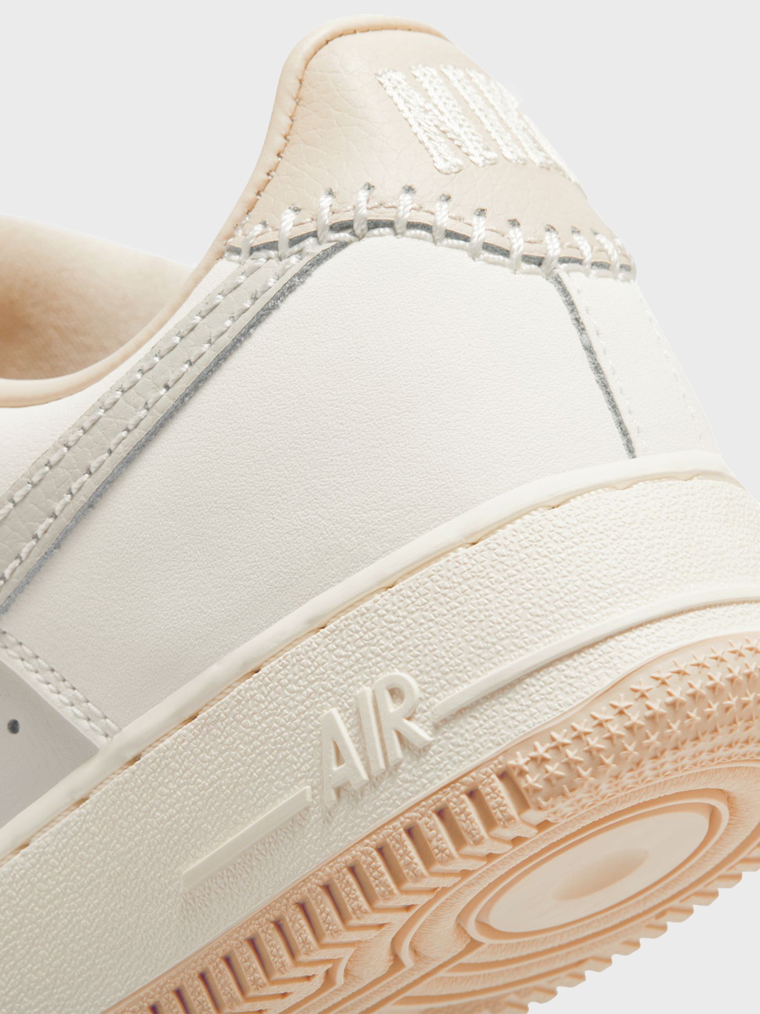 Кросівки жіночі Nike WMNS AIR FORCE 1 07 молочні HV1813-001 изображение 6